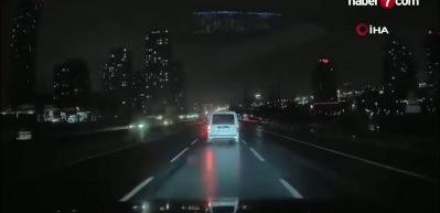 TEM&rsquo;de iki aracın &ccedil;arpışma anı kamerada