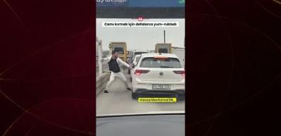 Tır s&uuml;r&uuml;c&uuml;s&uuml; otomobile saldırdı! Gişelerde dehşet