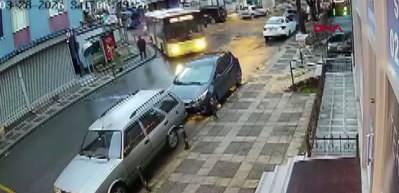 &Uuml;mraniye'de İETT otob&uuml;s&uuml; park halindeki otomobillere &ccedil;arptı; kaza kamerada