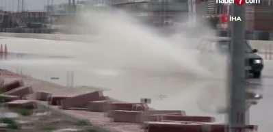 Yağmurlu yolda gizli tehlike: Su birikintisine dalan otomobil takla attı