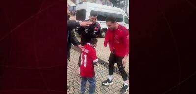 Milli Takım'a s&uuml;rpriz ziyaret! Sosyal medyada g&uuml;ndem oldu