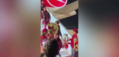 24 yıllık hasreti bitiren ''Bizim &Ccedil;ocuklar'' &ccedil;i&ccedil;eklerle karşılandı