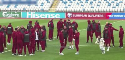 A milli takımın kampında Arda G&uuml;ler ile y&uuml;r&uuml;yen k&uuml;&ccedil;&uuml;k kızın kim olduğu ortaya &ccedil;ıktı