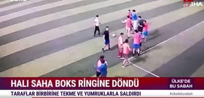 Stres atmak i&ccedil;in gittikleri halı saha ma&ccedil;ında yumruklar konuştu