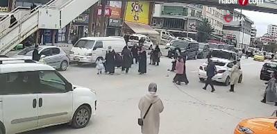 Ankara'da yolun karşısına ge&ccedil;meye &ccedil;alıştığı sırada otomobil &ccedil;arpan &ccedil;ocuk ağır yaralandı