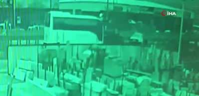 Antalya'da g&ouml;z g&ouml;re g&ouml;re gelen kaza g&uuml;venlik kamerasında