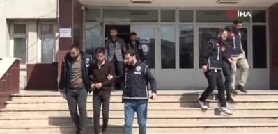 Babalarını &ouml;ld&uuml;ren 2 kardeş adliyeye sevk edildi