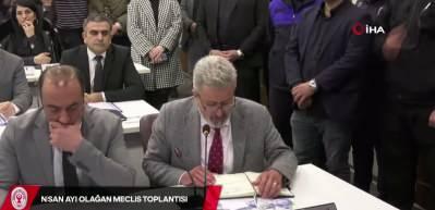 Bornova Belediyesi Meclisi'nde g&ouml;revi k&ouml;t&uuml;ye kullanma tartışması yaşandı