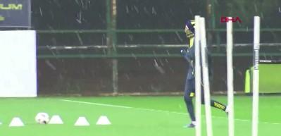 Derbi &ouml;ncesi Kadık&ouml;y&rsquo;de gerilim: Fenerbah&ccedil;e 10 oyuncuda alarmda