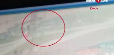 Diyarbakır'da &ouml;ğrenci servis minib&uuml;s&uuml; ile otomobil &ccedil;arpıştı: 13 yaralı