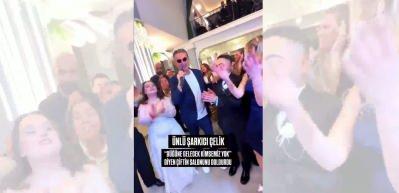 G&ouml;n&uuml;lleri fethetti: Şarkıcı &Ccedil;elik takip&ccedil;isinin d&uuml;ğ&uuml;n&uuml;ne katıldı! 