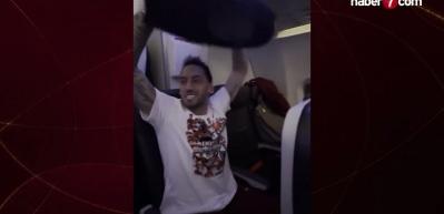 Hakan &Ccedil;alhanoğlu'ndan 'Bir oluruz yolunda' performansı