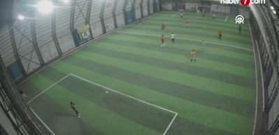 Halı sahada fenalaşan kişinin yaşamını yitirdiği olayın g&ouml;r&uuml;nt&uuml;leri ortaya &ccedil;ıktı