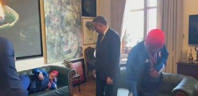 İ&ccedil;işleri Bakanı &Ccedil;ift&ccedil;i, şampiyon otizmli ikiz kayak&ccedil;ıları makamında kabul etti