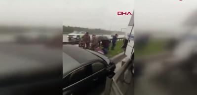 İstanbul'da polis servisinin karıştığı zincirleme kaza: 1 polis şehit, &ccedil;ok sayıda yaralı