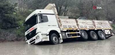 İstanbul&rsquo;da sağanak bilan&ccedil;osu a&ccedil;ıklandı: Y&uuml;zlerce su baskını ve toprak kayması yaşandı