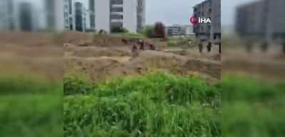 İzmir'de &ccedil;amura saplanan &ccedil;ocukları itfaiye kurtardı