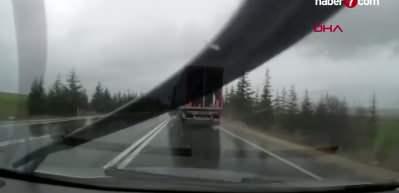 Eskişehir'de kaygan yolda savrulan TIR dehşet sa&ccedil;tı! 1 &ouml;l&uuml;, 2 yaralı