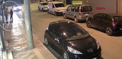 Kendisini darbeden kişiyi tabancayla vurdu dehşete d&uuml;ş&uuml;ren anlar kamerada