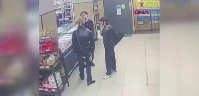 K&uuml;&ccedil;&uuml;k&ccedil;ekmece&rsquo;de kendilerinden ş&uuml;phelenen market &ccedil;alışanına yumruk atıp ka&ccedil;tılar 