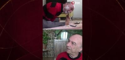 Onu g&ouml;renler azmine hayran kalıyor: Ayaklarıyla tıraş oluyor, yemek yiyor, para &uuml;st&uuml; veriyor