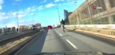 Pendik'te trafikte akrobatik hareket yapan motosikletli maganda cezadan ka&ccedil;amadı