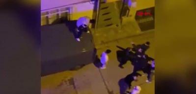 Sultangazi'de bir kişinin yaralandığı kavgadan kurtulmak i&ccedil;in minib&uuml;s&uuml;n &uuml;zerine &ccedil;ıktı