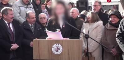 &Ouml;zkan Yalım'ın belediyede işe aldığı sevgilisinin b&uuml;st a&ccedil;ılışında konuştuğu anlar