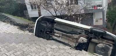 &Uuml;sk&uuml;dar&rsquo;da korku dolu anlar: Yol &ccedil;&ouml;kt&uuml;, ara&ccedil; i&ccedil;ine d&uuml;şt&uuml;