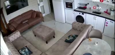 Van&rsquo;daki 5.2 b&uuml;y&uuml;kl&uuml;ğ&uuml;nde deprem anı kamerada