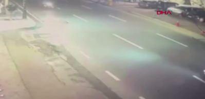 Yol kontrol&uuml; yapmayan s&uuml;r&uuml;c&uuml; motosikletli gencin &ouml;l&uuml;m&uuml;ne neden oldu feci anlar kameraya yansıdı