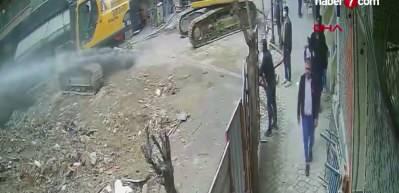 Zeytinburnu'nda inşaattan beton par&ccedil;ası d&uuml;şt&uuml;; 6 yaşındaki &ccedil;ocuk &ouml;ld&uuml;