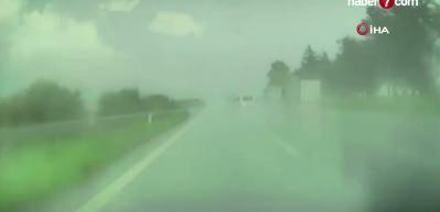 Adana gişelerinde bariyerlere &ccedil;arpan panelvan takla attı