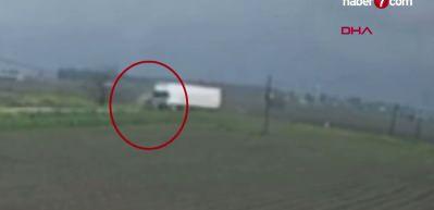 Adana'da feci kaza: Tır ile &ccedil;arpışan otomobilin gen&ccedil; s&uuml;r&uuml;c&uuml;s&uuml; hayatını kaybetti