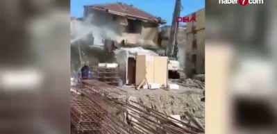 Avcılar'da kentsel d&ouml;n&uuml;ş&uuml;mdeki bina tek darbeyle saniyeler i&ccedil;inde yerle bir oldu