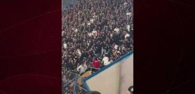 Beşiktaşlı taraftarlar derbide birbirlerine girdi!