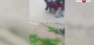 Bursa'da okul &ccedil;ıkışı dehşeti: Yere yatırdıkları kızı tekme tokat darbettiler