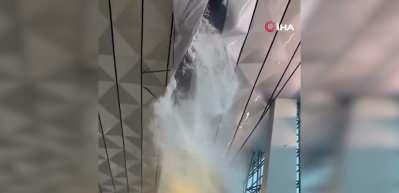 Endonezya'da şiddetli yağış havalimanının &ccedil;atısını &ccedil;&ouml;kertti