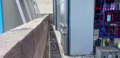 Komşusuna sinirlendi d&uuml;kkanının &ouml;n&uuml;nde duvar &ouml;rd&uuml;, mağdur esnaf duruma isyan etti...
