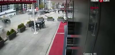 Malatya'da otomobilin, park halindeki ara&ccedil;lara &ccedil;arptığı anlar kamerada