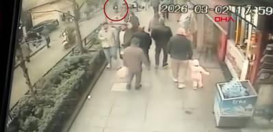 Ehliyetsiz s&uuml;r&uuml;c&uuml; dehşet sa&ccedil;tı: Kız arkadaşını bırakıp ka&ccedil;tı