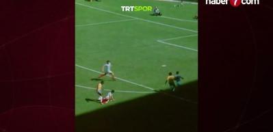Futbol tutkunları ge&ccedil;mişe gitti! Brezilya efsanesi Pele'nin frikiği kamerada