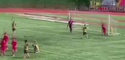 Gol sevinici yaşayan rakibinin kafasına tekme attı! O anlar herkesi &ccedil;ileden &ccedil;ıkardı