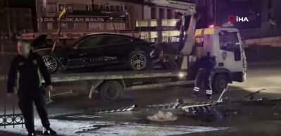 İstanbul'da l&uuml;ks otomobil kaza yaptı: Yaralılar var