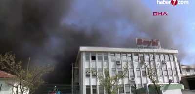 &Uuml;mraniye'deki bir iş yerinde &ccedil;ıkan yangına m&uuml;dahale ediliyor