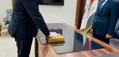 102 yıl sonra bir ilk! T&uuml;rkmen Vali Kur'an'a el basarak g&ouml;reve resmen başladı