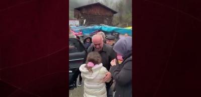 Ayder Yaylası&rsquo;nda mahsur kalan aile kurtarıldı: Duygusal anlar yaşandı