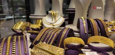 Altın 5 hafta sonra haftalık d&uuml;ş&uuml;şte: belirsizlikler fiyatı baskılıyor