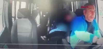 Arnavutk&ouml;y'de okul servisi ile kamyonet kafa kafaya &ccedil;arpıştı! O anlar kameralara yansıdı