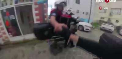 Boğazına şeker ka&ccedil;an motorcuyu polis Heimlich manevrasıyla kurtardı